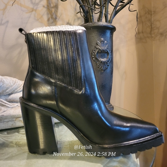 Vince Camuto Womens Aresse Black Chelsea Boots Size 7.5 - Picture 8 of 11